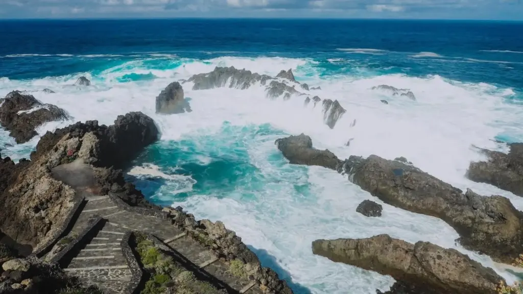 Canarias activa este domingo avisos amarillos por fuerte oleaje, calor y viento