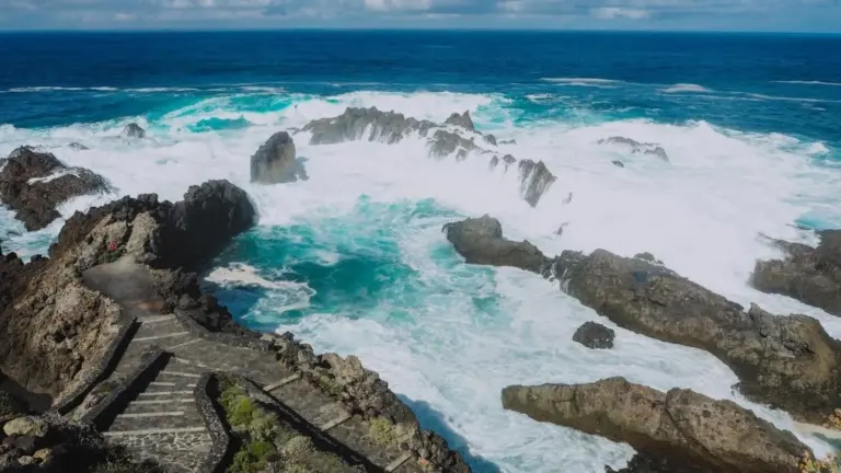 Canarias activa este domingo avisos amarillos por fuerte oleaje, calor y viento