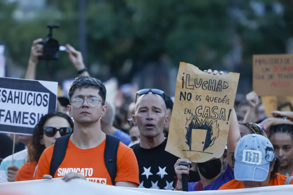 Manifestación de apoyo a Maricarmen, la anciana desahuciada el pasado miércoles en el distrito de Retiro, convocada por el Sindicato de Inquilinas e Inquilinos de Madrid, en la que pretende "señalar a los responsables" del desahucio de esta mujer de 87 años de la vivienda en que residía desde hace 70 años, este sábado en Madrid. EFE/ Javier Lizón