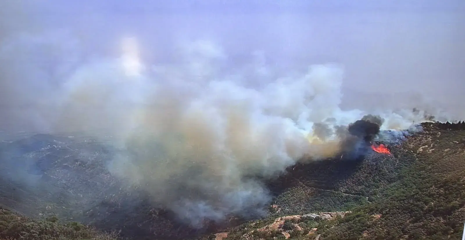 El incendio de Cazadores obliga a cortar varias carreteras