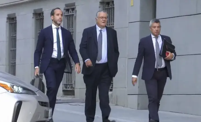 La investigación a José Luis Rodríguez Zapatero por el caso Plus Ultra se reanuda en la Audiencia Nacional con la declaración del presidente de la aerolínea, Julio Martínez Sola (c). Imagen EFE