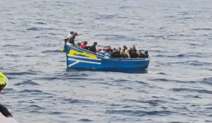Rescatados los ocupantes de un cayuco al noroeste de Lanzarote