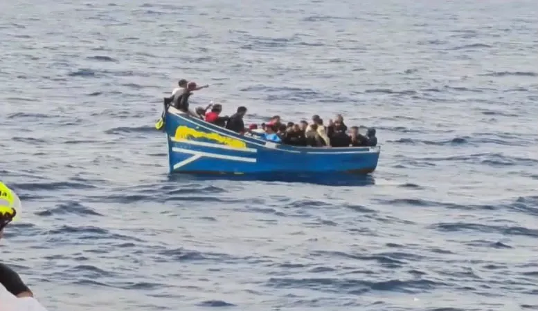Rescatados los ocupantes de un cayuco al noroeste de Lanzarote