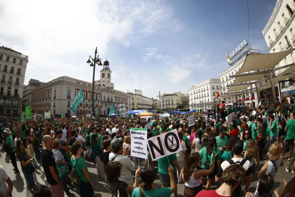 Los participantes de la manifestación en defensa por la educación pública convocada por la plataforma Menos Lectivas a su llegada a la Puerta del Sol donde se han unido con los acampados desde ayer sábado por el precio de la vivienda en España. EFE/Rodrigo Jiménez
