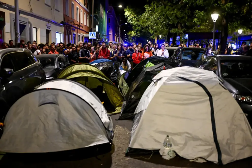 Miembros del Sindicato de Inquilinas acampandos en la entrada tratan de detener el desahucio de un anciana de 87 años en el distrito de Retiro en Madrid. EFE/ Fernando Villar