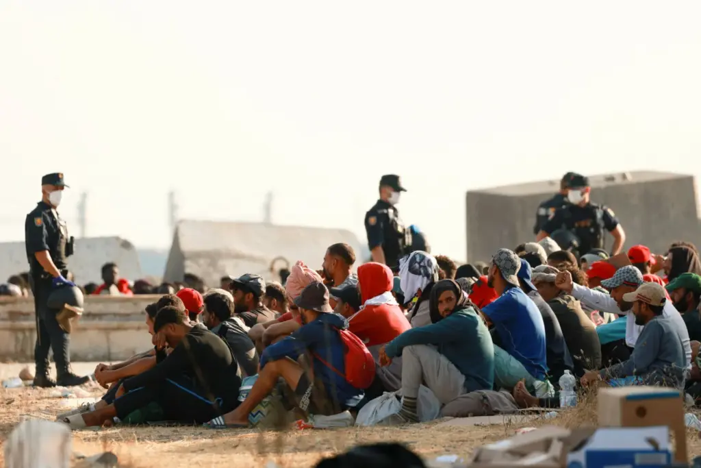 Un grupo de personas que entraron el pasado mes de julio en Ceuta junto a agentes de la Policía Nacional. Imagen Reuters