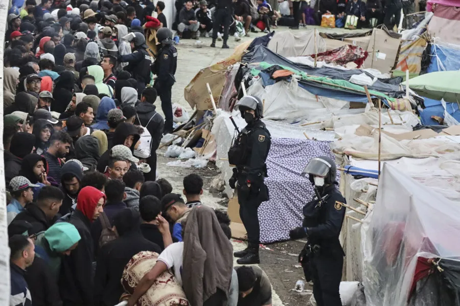Migrantes en Playa Benítez, Ceuta. Imagen EFE