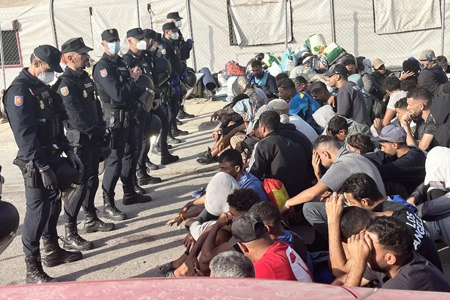 La Policía despliega más de 300 agentes para desalojar asentamientos junto a una desaladora en Ceuta