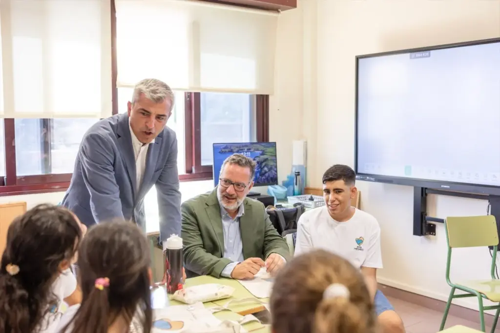 El vicepresidente de Canarias, Manuel Domínguez, y el consejero de Educación, Poli Suárez, en una visita al IES El Médano.