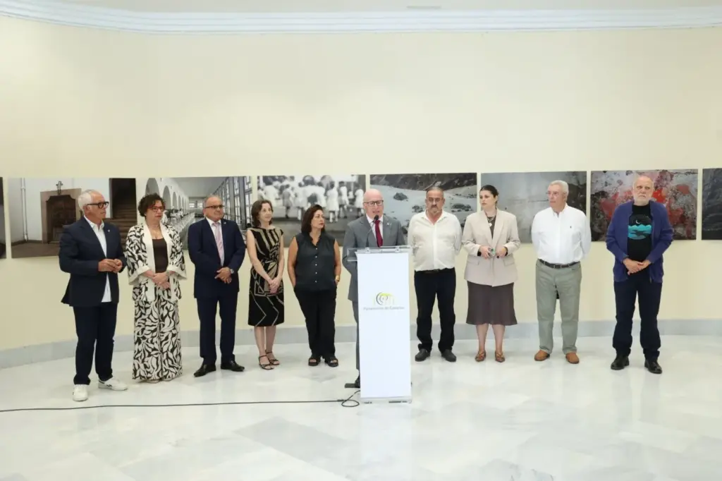 El Parlamento de Canarias inaugura la exposición fotográfica ‘Cosmos’ sobre los menores robados