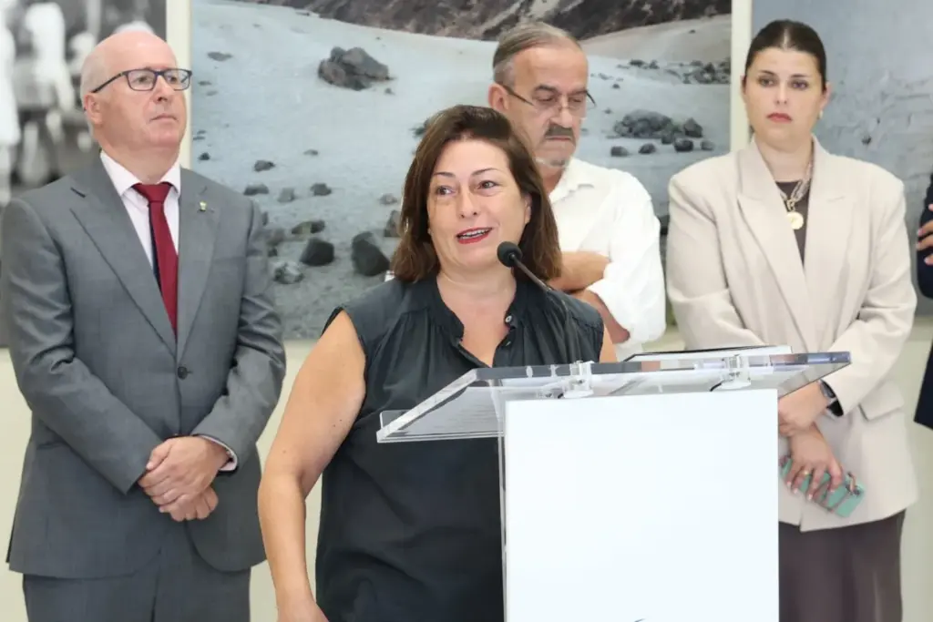 El Parlamento de Canarias inaugura la exposición fotográfica ‘Cosmos’ sobre los menores robados