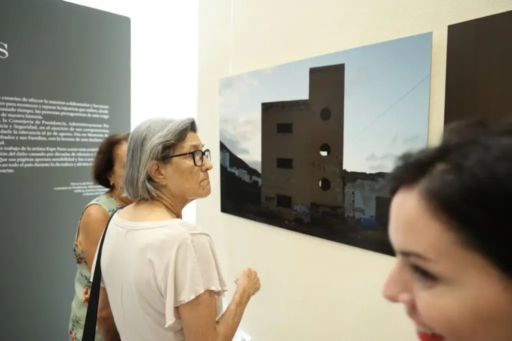 El Parlamento de Canarias inaugura la exposición fotográfica ‘Cosmos’ sobre los menores robados