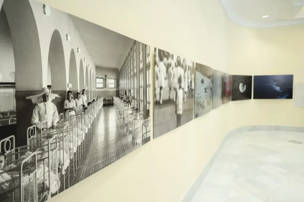 El Parlamento de Canarias inaugura la exposición fotográfica ‘Cosmos’ sobre los menores robados