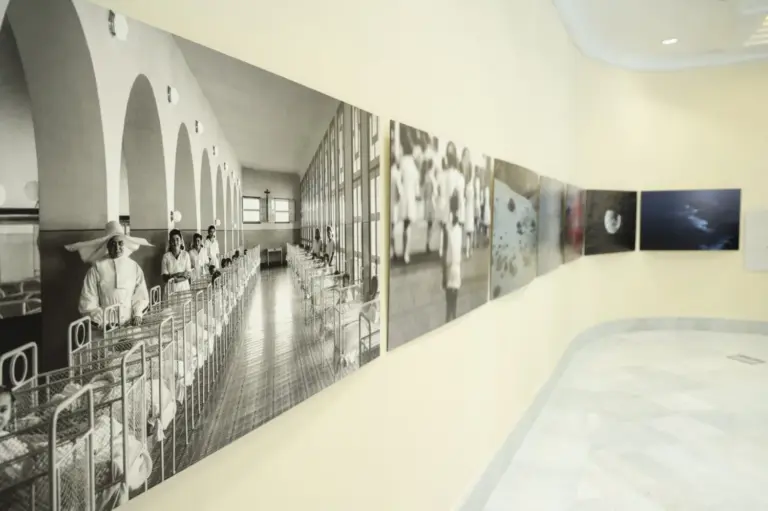 El Parlamento de Canarias inaugura la exposición fotográfica ‘Cosmos’ sobre los menores robados