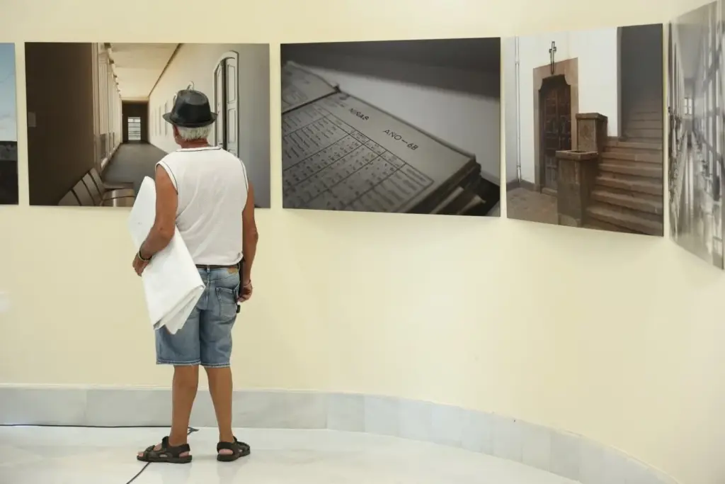 El Parlamento de Canarias inaugura la exposición fotográfica ‘Cosmos’ sobre los menores robados