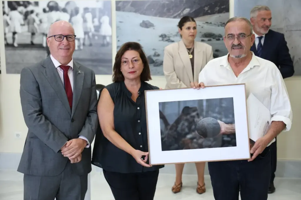 El Parlamento de Canarias inaugura la exposición fotográfica ‘Cosmos’ sobre los menores robados