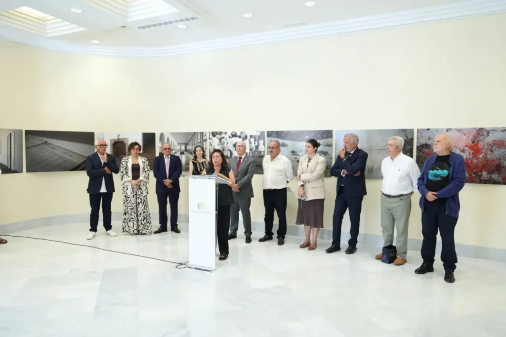 El Parlamento de Canarias inaugura la exposición fotográfica ‘Cosmos’ sobre los menores robados