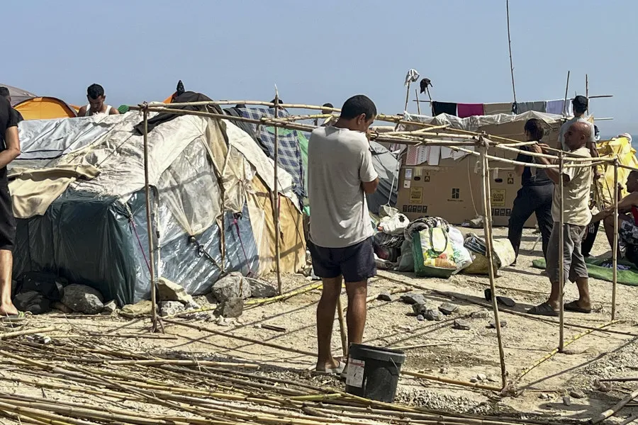 Continúan construyéndose casetas en la playa del Trampolín por los migrantes. Imagen EFE