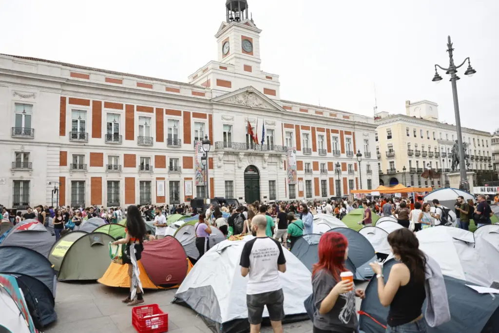 Los participantes de la manifestación en defensa por la educación pública convocada por la plataforma Menos Lectivas a su llegada a la Puerta del Sol donde se han unido con los acampados desde ayer sábado por el precio de la vivienda en España. EFE/Rodrigo Jiménez