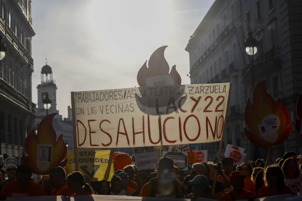 Vista de la manifestación de apoyo a Maricarmen, la anciana desahuciada el pasado miércoles en el distrito de Retiro, convocada por el Sindicato de Inquilinas e Inquilinos de Madrid, en la que pretende "señalar a los responsables" del desahucio de esta mujer de 87 años de la vivienda en que residía desde hace 70 años, este sábado en Madrid. EFE/ Javier Lizón