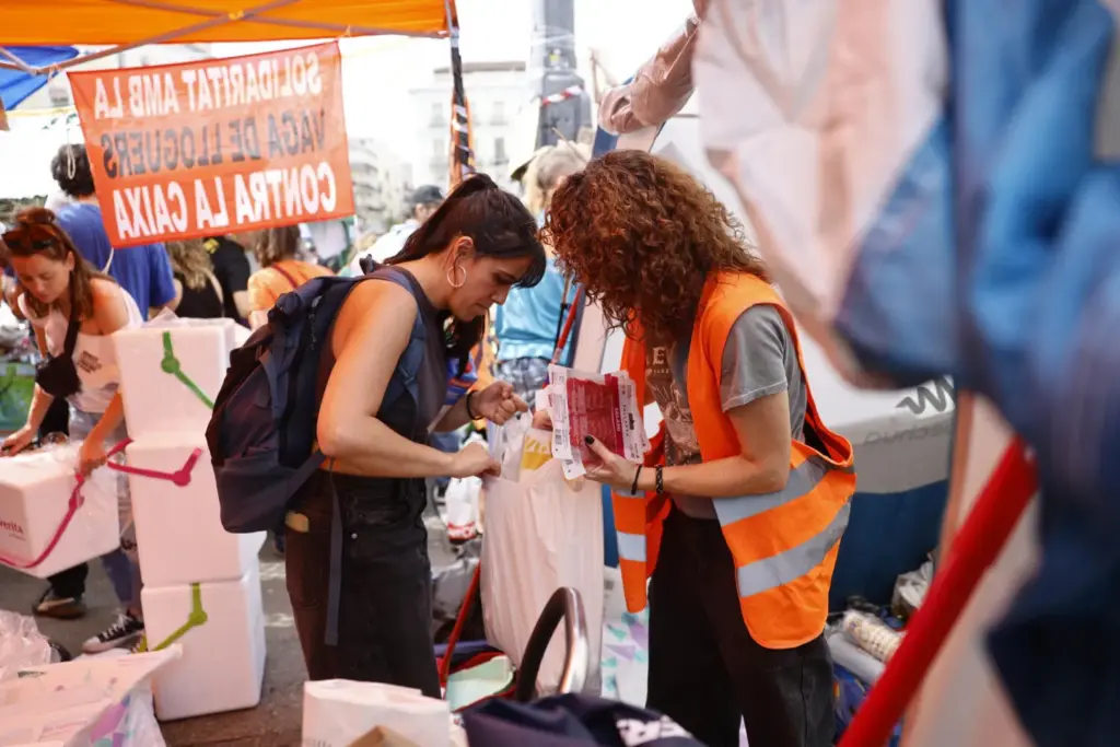 Los participantes de la manifestación en defensa por la educación pública convocada por la plataforma Menos Lectivas a su llegada a la Puerta del Sol donde se han unido con los acampados desde ayer sábado por el precio de la vivienda en España. EFE/Rodrigo Jiménez