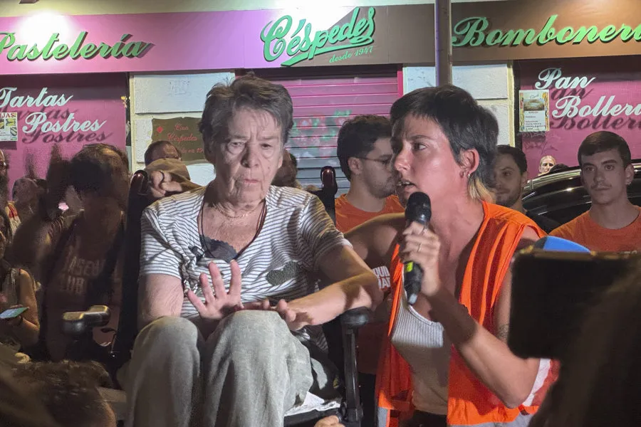 La vecina de 87 años, Maricarmen Abascal (i), acompañada por representantes del movimiento vecinal ´Inquilinas de Madrid´, se han concentrado este martes en la madrileña calle de Alcalde Sainz de Baranda ante el intento de desahucio de su vivienda situada en la madrileña calle Alcalde Sainz de Baranda. EFE / Nahia Peciña.