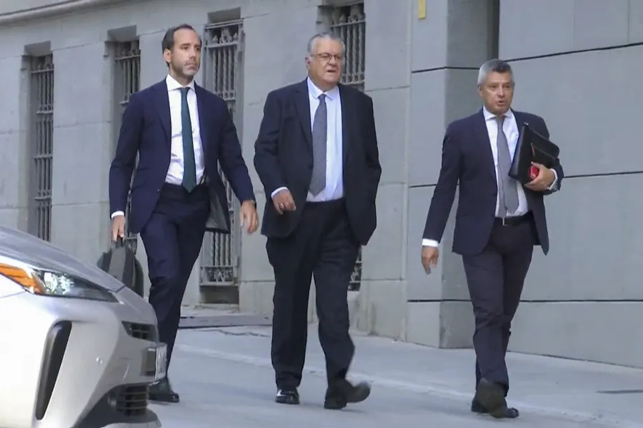 La investigación a José Luis Rodríguez Zapatero por el caso Plus Ultra se reanuda en la Audiencia Nacional con la declaración del presidente de la aerolínea, Julio Martínez Sola (c). Imagen EFE