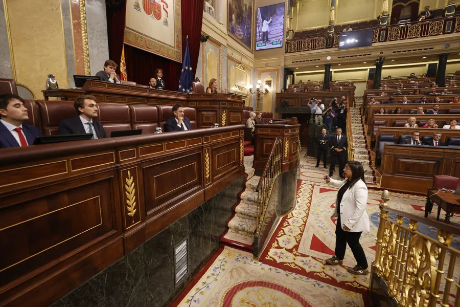 La diputada del PP, Ana Belén Vázquez abandona el hemiciclo tras ser expulsada por haber enseñado un bote de gas pimienta en su interpelación al ministro del Interior, Fernando Grande-Marlaska, en la sesión de control al Gobierno celebrada este miércoles en el Congreso. EFE/Javier Lizón