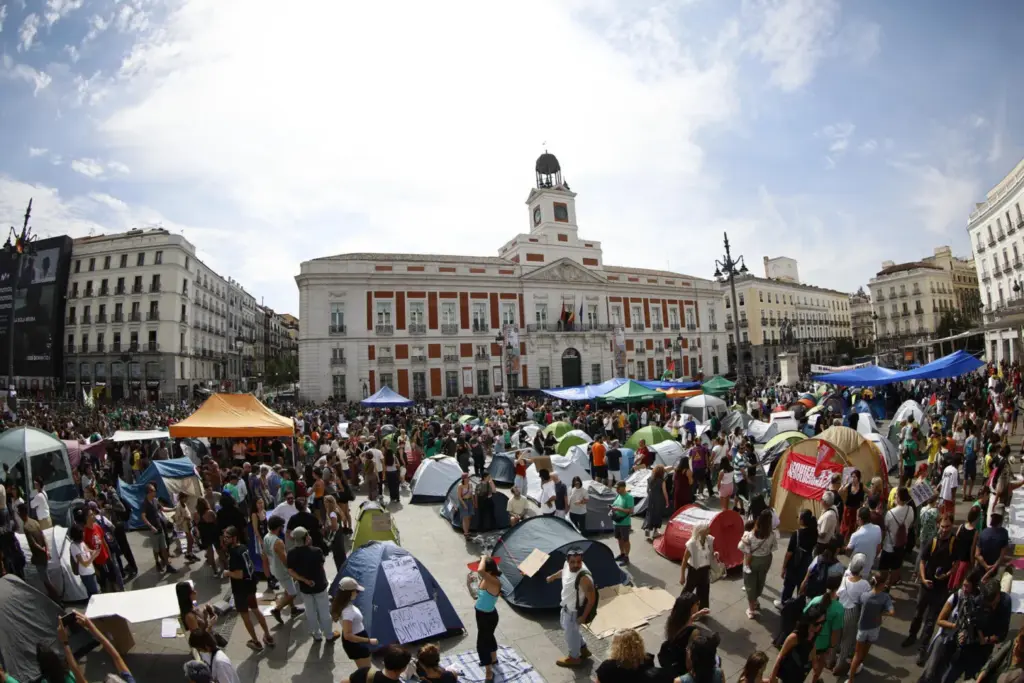 Los participantes de la manifestación en defensa por la educación pública convocada por la plataforma Menos Lectivas a su llegada a la Puerta del Sol donde se han unido con los acampados desde ayer sábado por el precio de la vivienda en España. EFE/Rodrigo Jiménez