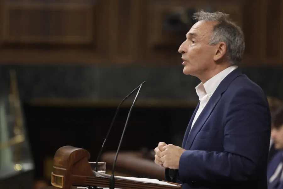 El diputado de Sumar Enrique Santiago interviene en el pleno en el que comparece el presidente del Gobierno, Pedro Sánchez, en el Congreso de los Diputados, este jueves, para informar de la gestión de la crisis en Ceuta. en el que el presidente del Gobierno, Pedro Sánchez, comparece para explicar sus decisiones en la crisis migratoria sufrida por Ceuta. EFE/Sergio Pérez