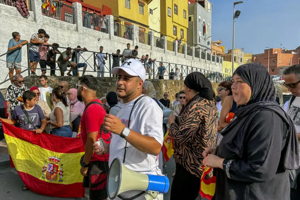 Asistentes a la manifestación que ha recorrido este lunes en la periferia de Ceuta, desde el barrio del príncipe hasta zona del polígono de las naves del Tarajal. EFE/Laura Rincón Sanz.