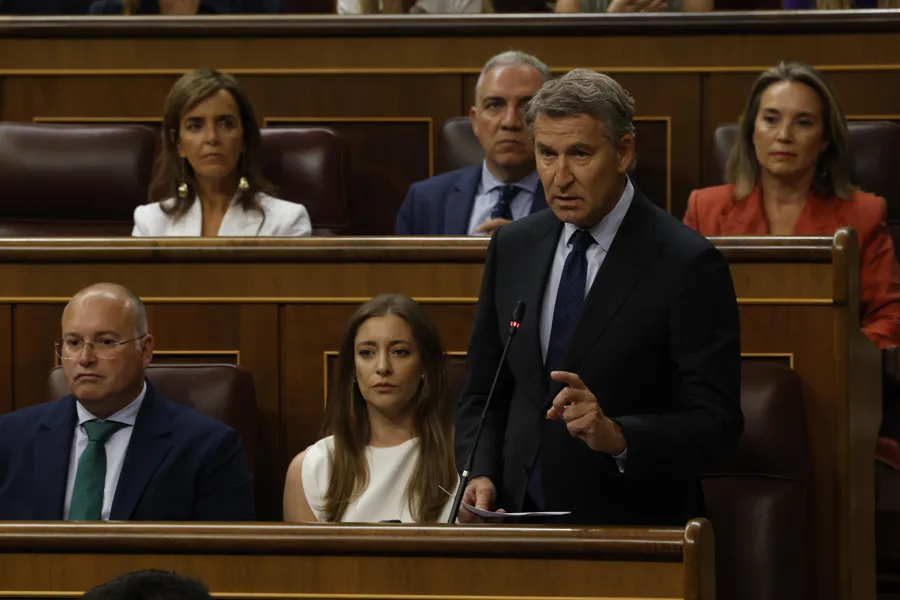 El líder del Partido Popular, Alberto Núñez Feijoó (d) interviene durante la primera sesión de control del Congreso del curso político, este miércoles. EFE/ J.J. Guillén