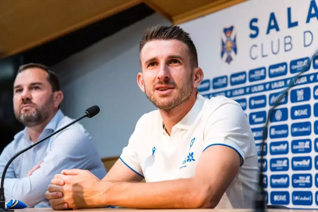 Gerard Valentín ya viste los colores blanquiazules