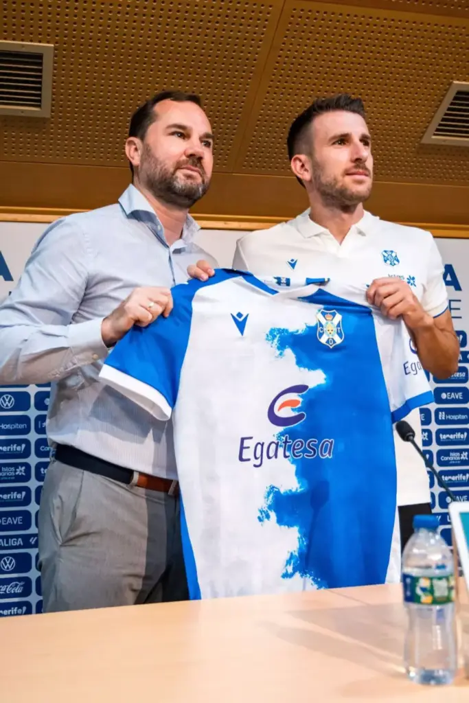 Gerard Valentín ya viste los colores blanquiazules