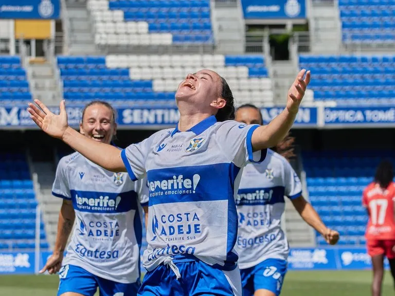 2-1 El Costa Adeje Tenerife remonta y suma la primera victoria en el Heliodoro