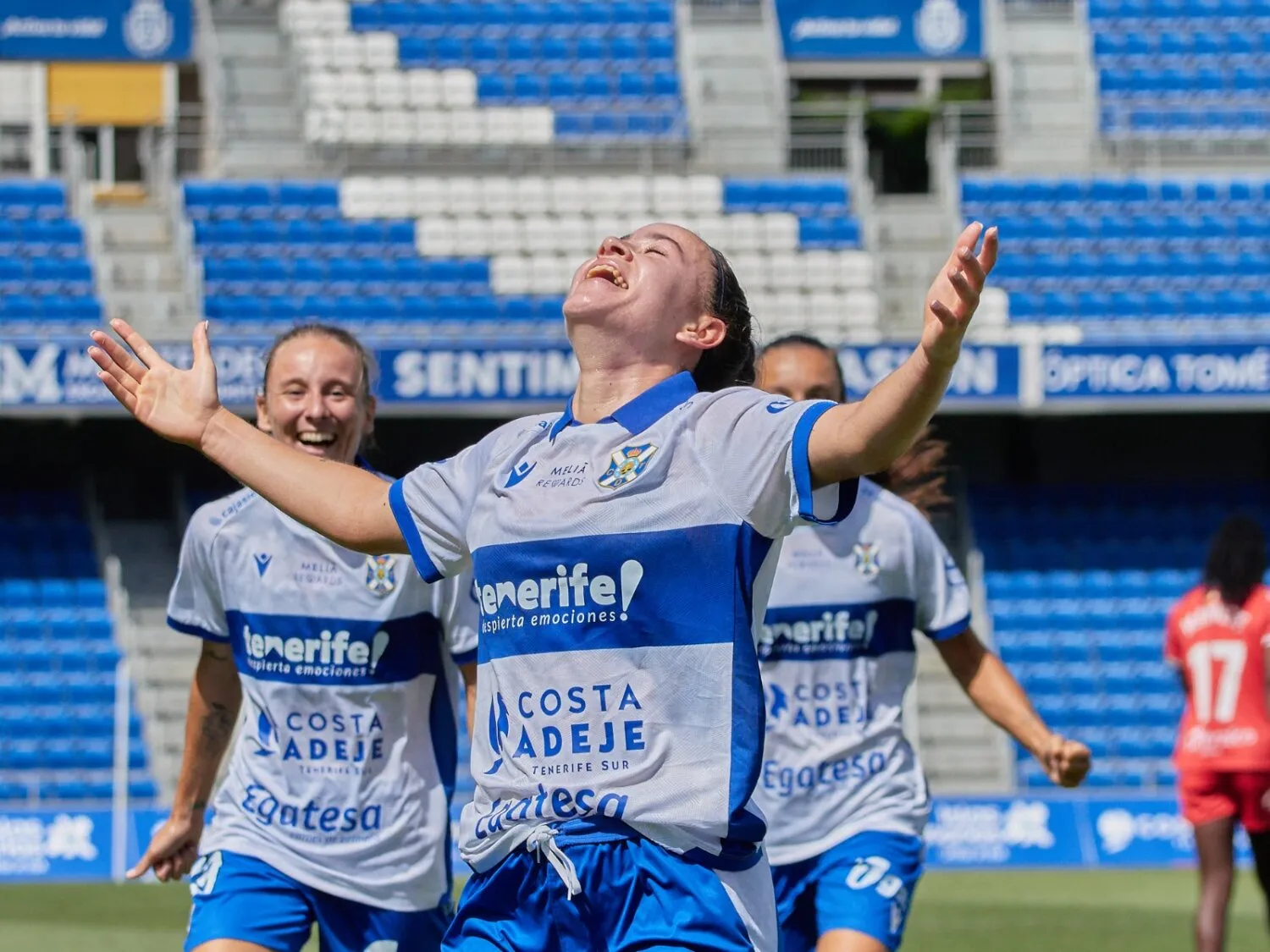 2-1 El Costa Adeje Tenerife remonta y suma la primera victoria en el Heliodoro