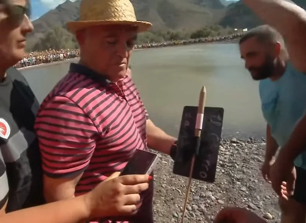 El alcalde de La Aldea enciende el volador que da comienzo a la pesca de la lisa