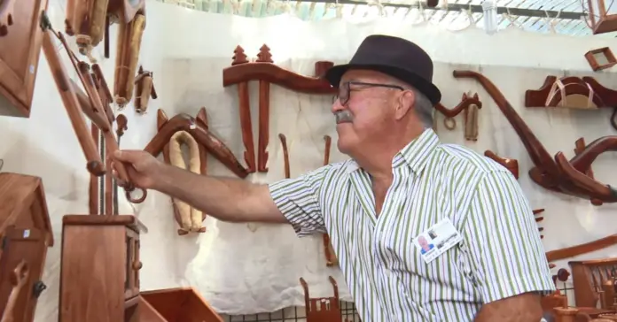 Artesano de la madera en Pinolere 2026