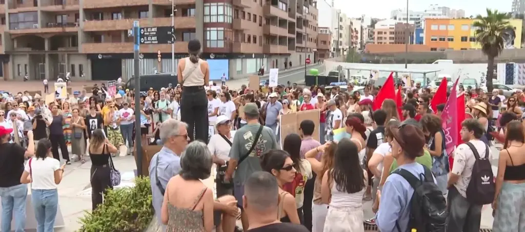 Manifestacuión en Las Palmas de Gran Canaria en apoyo a Maricarmen, desahuciada en Madrid