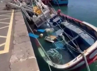 Se hunde un atunero en el puerto de Arrecife