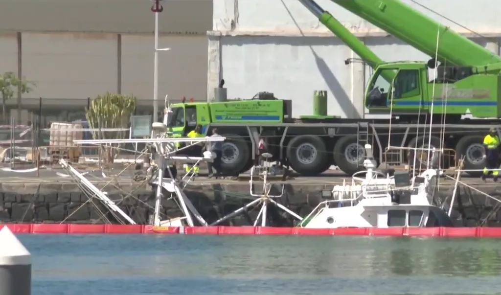 Controlado el vertido tras el hundimiento del pesquero Monte Arballu en Arrecife