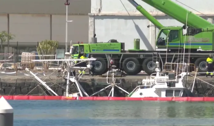 Controlado el vertido tras el hundimiento del pesquero Monte Arballu en Arrecife