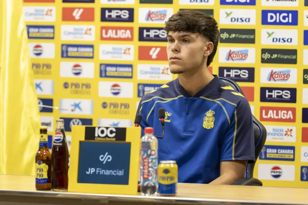 El centrocampista de la UD Las Palmas, Iñaki González, en rueda de prensa. Imagen UDLP