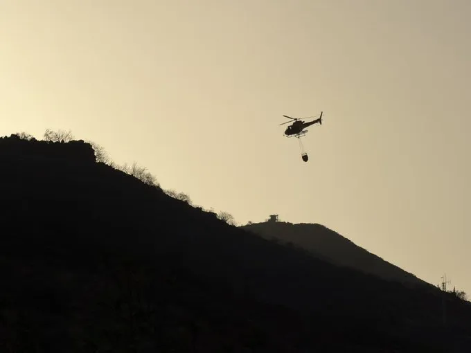 Helicóptero trabajos de extinción Cazadores, Telde. Imagen Ayuntamiento de Telde
