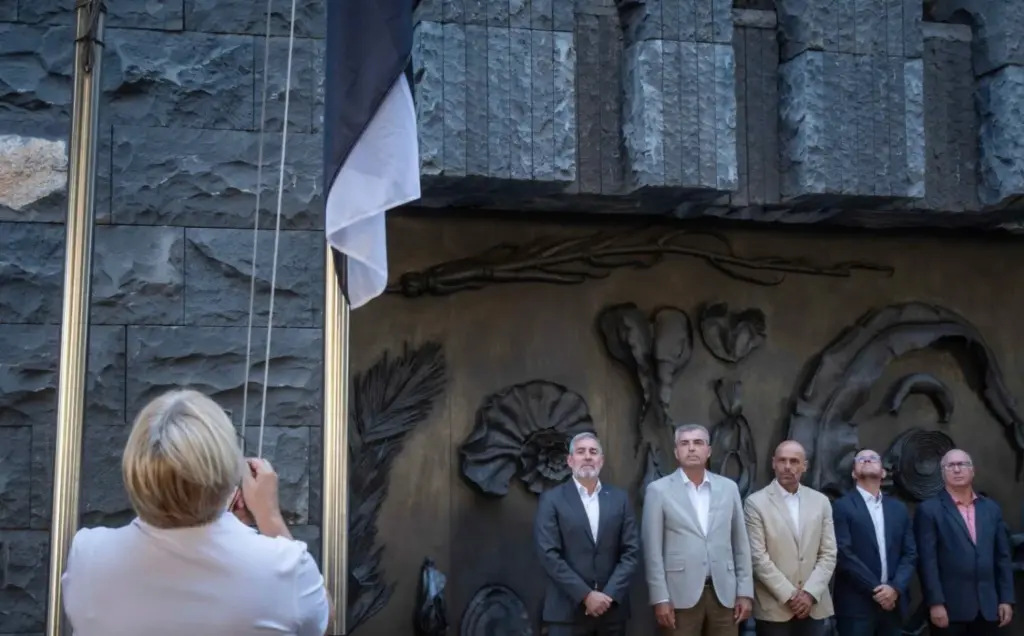 Izado de la bandera de Ceuta en la sede de Presidencia del Gobierno en Santa Cruz de Tenerife. Imagen Gobierno de Canarias