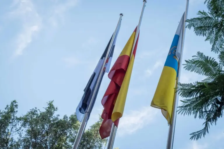 El Gobierno de Canarias iza la bandera de Ceuta como mensaje de apoyo y solidaridad