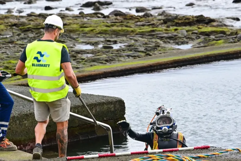 Las ‘Mareas del Pino’ obligan a suspender temporalmente el dragado de las piscinas de La Laja en Las Palmas de Gran Canaria