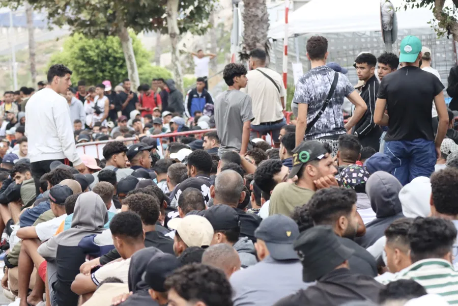 Continúan las aglomeraciones de migrantes en las inmediaciones del embolsamiento de Loma Colmenar para acceder a la zona, en Ceuta, este martes. EFE/Reduan