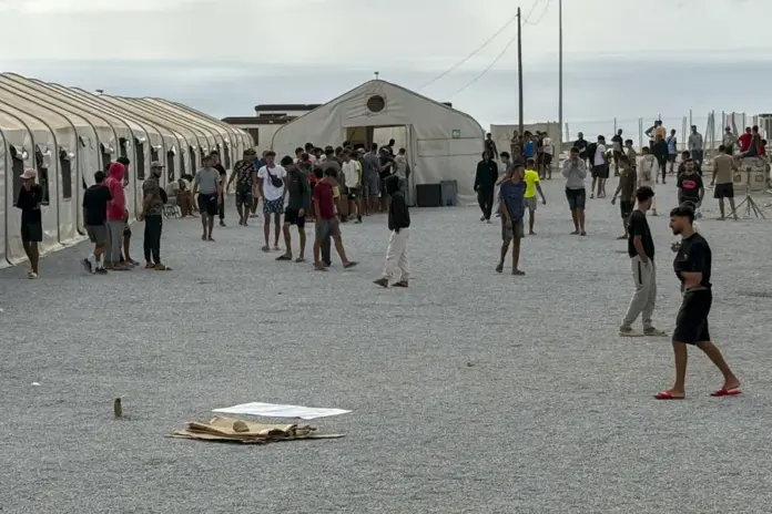 Migrantes en un campamento de Ceuta. Imagen EFE