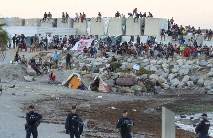 La Policía Nacional controla las inmediaciones de la playa del Trampolín en Ceuta. EFE/Reduan